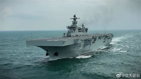重磅消息！中国海军首艘075型两栖攻击舰下水！与美国的两攻有多大差别？__凤凰网