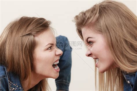 两个妇女争着互相生气两个妇女争吵高清图片下载-正版图片307194901-摄图网