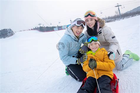 一家人到滑雪场滑雪运动高清图片下载-正版图片501904746-摄图网