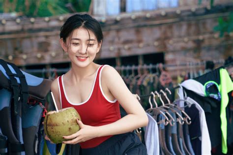 晒泳衣甜美女生头像真人