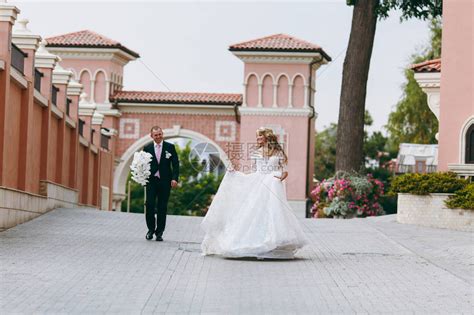 美丽而倾心的新婚夫妇在户外散步高清图片下载-正版图片503255763-摄图网