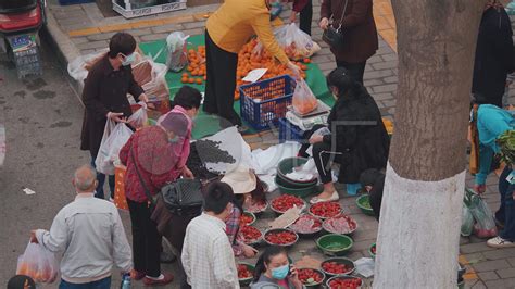 北京人的市井生活、深藏于每一个社区的早市之中，大屯里的早市