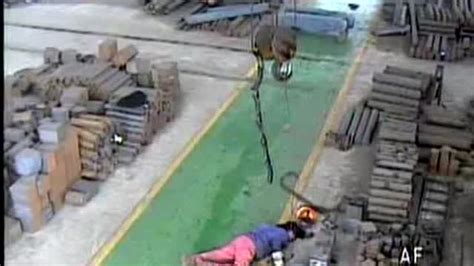 视频记下恐怖一幕：武汉一工地履带吊倒塌，万斤钢铁瞬间倒地 - 知乎