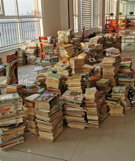 图书馆书架上排列整齐的书高清图片下载-正版图片500553199-摄图网