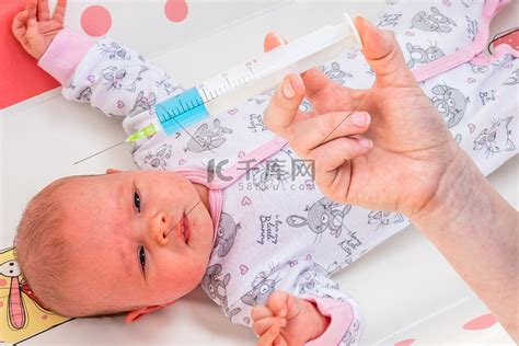 医生认为注射器给刚出生的婴儿接种疫苗高清摄影大图-千库网