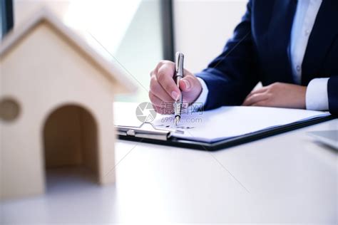 商业人员与房地产代理商签订交易合同顾问概念和家庭保险高清图片下载-正版图片304393927-摄图网