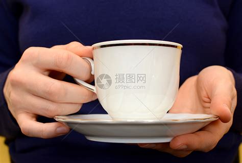 女人握着茶杯和碟子的手贴紧高清图片下载-正版图片321822895-摄图网