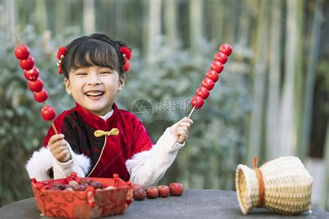 中国风儿童新年逛公园吃糖葫芦高清图片下载-正版图片501699119-摄图网