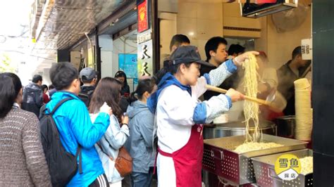 武汉早餐小店20个服务员忙不开！人均15元，排在队尾看不到店_凤凰网视频_凤凰网