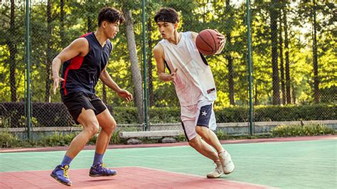 篮球背景-篮球摄影图片-男青年打完篮球图片-摄图网