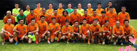北京时间8月13日中国香港明星足球队67人交流团抵达榕江受到热烈的欢迎，陈百祥和宛琼丹手捧鲜花相当高兴。