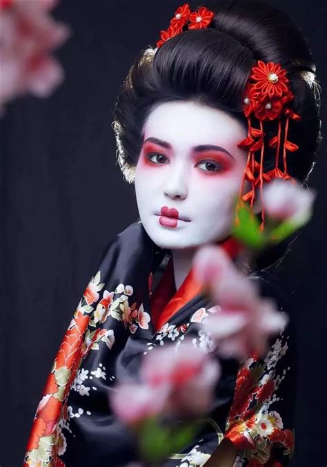 日本游客与传统歌舞艺妓合影高清图片下载-正版图片502063239-摄图网