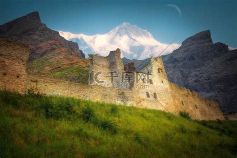 迷失在群山中的古堡遗址风景建筑高清摄影大图-千库网