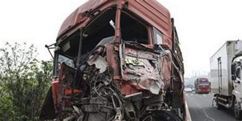 四川发生一起两辆中巴客车相撞事故 致6人死亡——人民政协网