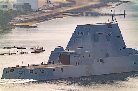 2021年10月1日美国海军朱姆沃尔特级导弹驱逐舰USS__财经头条