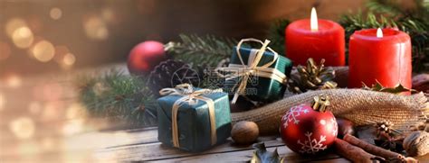 庆典木制背景上的传统圣诞节装饰蜡烛和鲜光明灯的礼物冷杉木板高清图片下载-正版图片307552296-摄图网