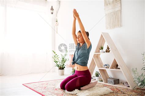 健身,人健康的生活方式轻的女人瑜伽工作室弓姿势轻女子瑜伽工作室弓姿势高清图片下载-正版图片300163369-摄图网