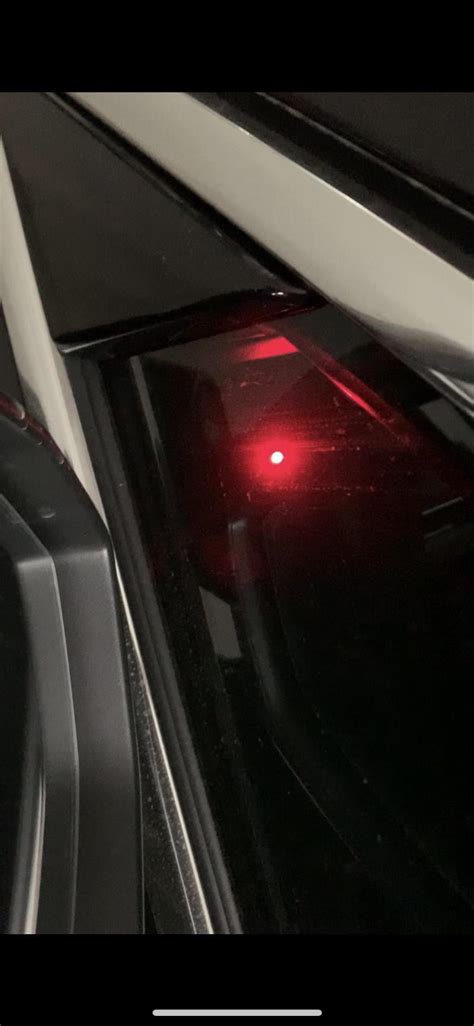 奥迪A4L锁车后主驾车门上有一个红灯一直闪烁，这是什么情况?-绵阳汽车通