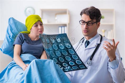 癌症病人看诊医生在诊所进高清图片下载-正版图片507445523-摄图网