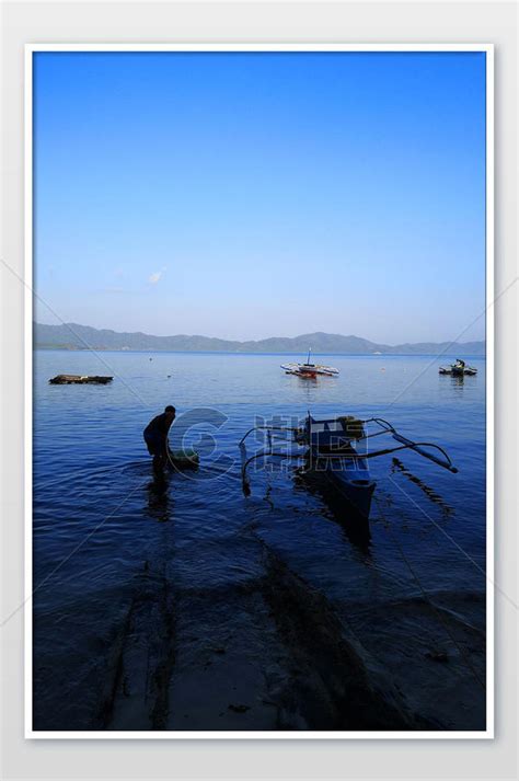 日出时刻赶海归来的渔民高清图片下载_红动中国