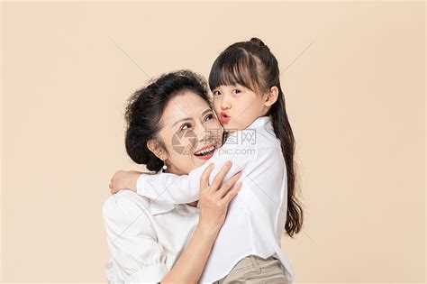 小孙女跟爷爷奶奶在一起高清图片下载-正版图片501212625-摄图网