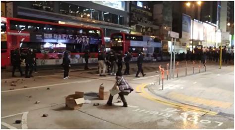 香港警方回应警员向天开枪：暴徒持攻击性武器冲击警方防线，严重威胁警员生命