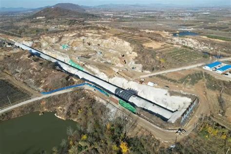 隧道内架桥跨越溶洞 郑万高铁最长隧道小三峡隧道贯通_四川在线