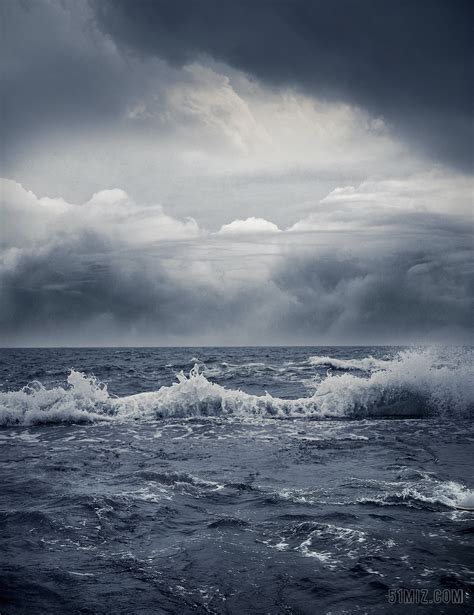 黑海岸沙滩上有海浪高清图片下载-正版图片504885954-摄图网