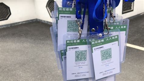 “举牌扫码”即可通行，不会用智能手机的老人也可轻松领绿码-新闻中心-温州网