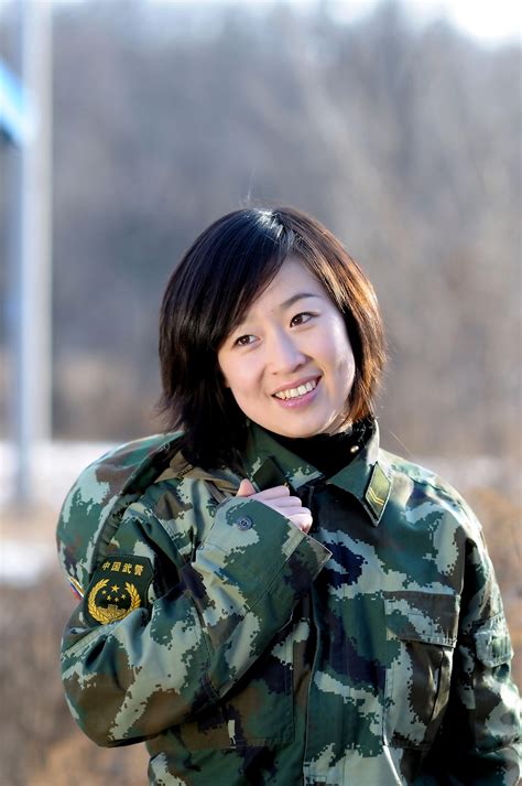 退伍季丨快看这些漂亮女兵着戎装的样子 - 中国军网