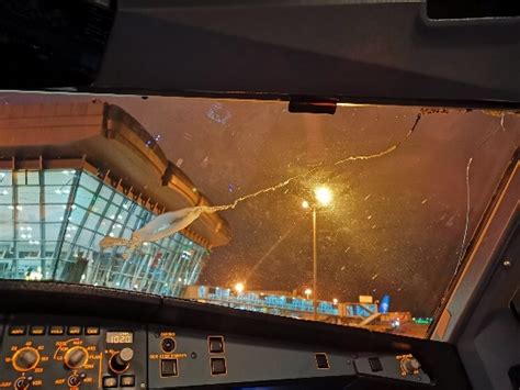 西藏航空一航班风挡玻璃裂纹照片曝光！故障原因正在排查_四川在线