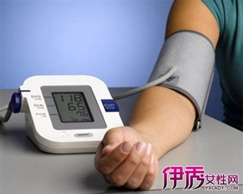 量血压，应该量左手还是右手？|血压值|高血压|左手|右手|测量|袖带|手臂|肘窝|坐姿|-健康界