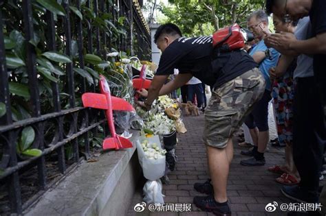 上海世外小学发生砍人事件后，市民纷纷来到孩子遇害地点献花哀悼