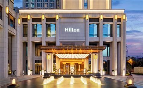 希尔顿全球酒店集团启用简洁新LOGO - 设计之家