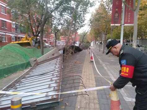 狂风中，郑州一小区百余米长铁栅栏围墙被轰然刮倒-大河新闻
