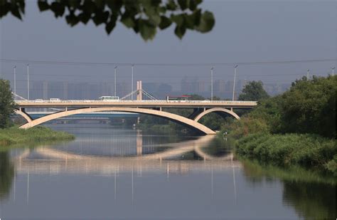天津海河上的“直沽桥”及沿岸风光