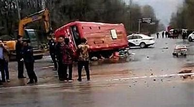 河南发生一起重大交通事故，公交车发生侧翻，致4人死亡15人受伤|交通事故|公交车|事故_新浪新闻