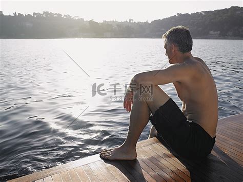 坐在水边的人高清摄影大图-千库网