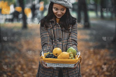 美丽的小女孩 在秋前秋叶的青树叶花圈中微笑幸福喜悦黄色压痛叶子公园快乐季节女性高清图片下载-正版图片320939267-摄图网