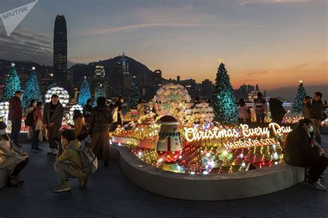 黄金圣诞树和节日装点：香港迎接圣诞节 - 俄罗斯卫星通讯社