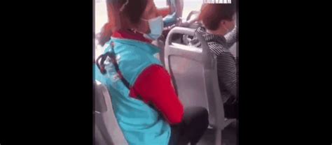 嫌让座慢，北京大妈竟怒骂女乘客：臭外地的，我正黄旗！_手机新浪网