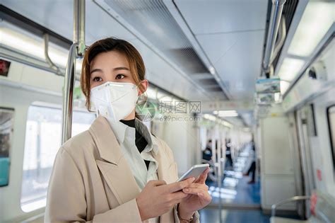 戴口罩的年轻女人站在地铁里高清图片下载-正版图片501905219-摄图网