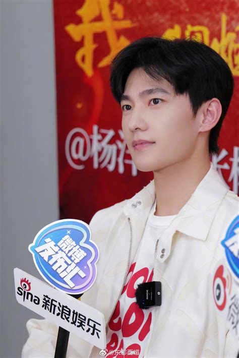 侧颜男神杨洋图片