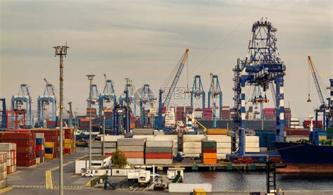 商业货运用起重机将货物运送到港口海运国际进出口业务和物流中的集装箱船海运港高清图片下载-正版图片506329993-摄图网