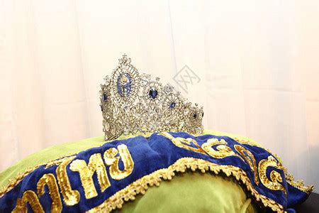 小姐选美皇冠与珠宝钻石珍珠银金红宝石枕垫在展览中高清图片下载-正版图片504168540-摄图网