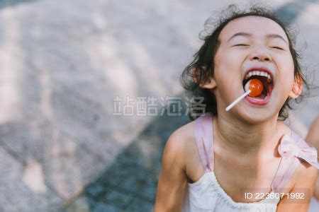 男孩开心的吃着棒棒糖高清图片下载-正版图片304880545-摄图网