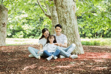 一家人坐在大树下休息高清图片下载-正版图片500933691-摄图网