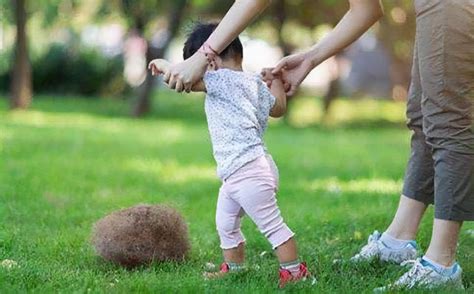 婴儿什么时候可以爬（宝宝什么时候能站起来）-幼儿百科-魔术铺