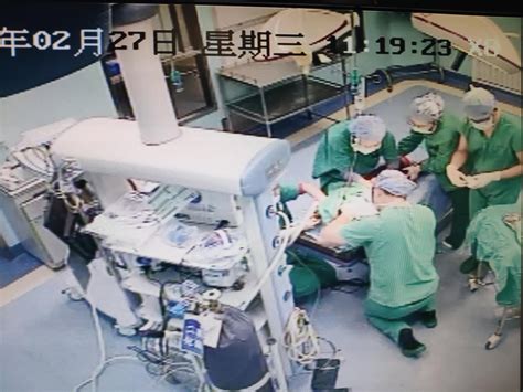 武汉暖男医生跪地为小患者做手术 医生：只是做了分内事_新闻中心_中国网