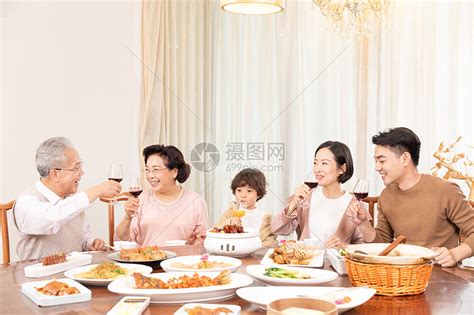 家庭团聚幸福一家人聚餐干杯高清图片下载-正版图片501696241-摄图网